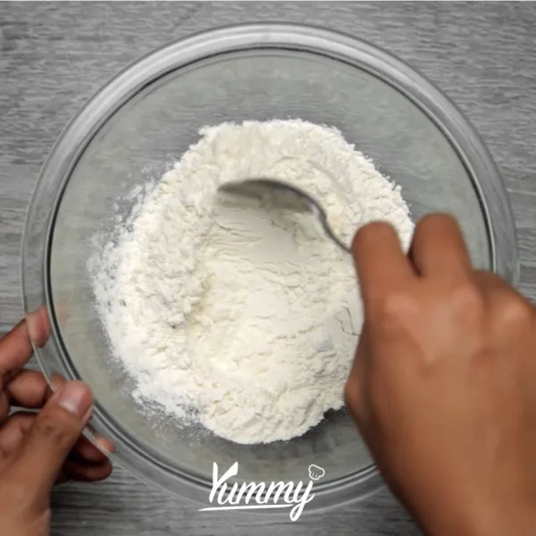 Campurkan tepung terigu dan garam, aduk rata.