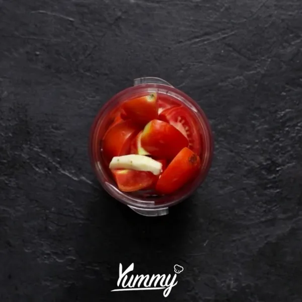 Campurkan cabai merah besar, cabai rawit, tomat, kencur, dan air dalam blender. Lalu haluskan.