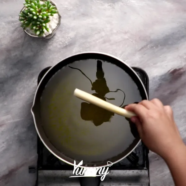 Gulung kulit lumpia, lalu rekatkan menggunakan putih telur di bagian ujung nya.