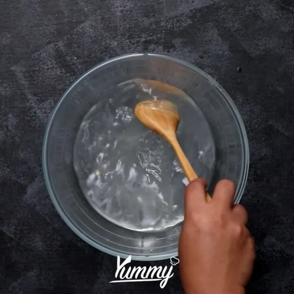 Campurkan air dengan gula, garam dan perasan jeruk. Lalu aduk hingga semua larut.