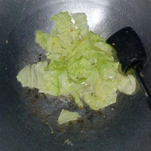 Goreng kubis sampai agak layu. Setelah itu masukkan kubis ke dalam tahu yang sudah dicampur dengan bumbu.
