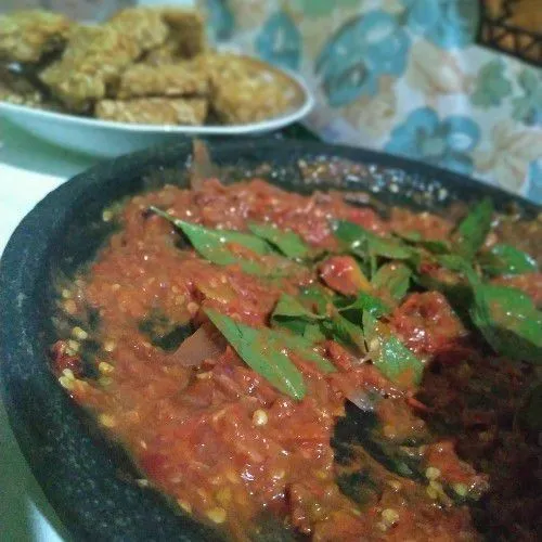 Jika rasa sudah pas, masukkan daun kemangi dan ulek perlahan. Tambahkan tempe, ulek perlahan. Siap di sajikan.