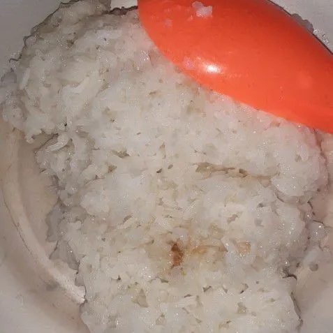 Jika sudah masak, kerok pulut ketan dari rice cooker.