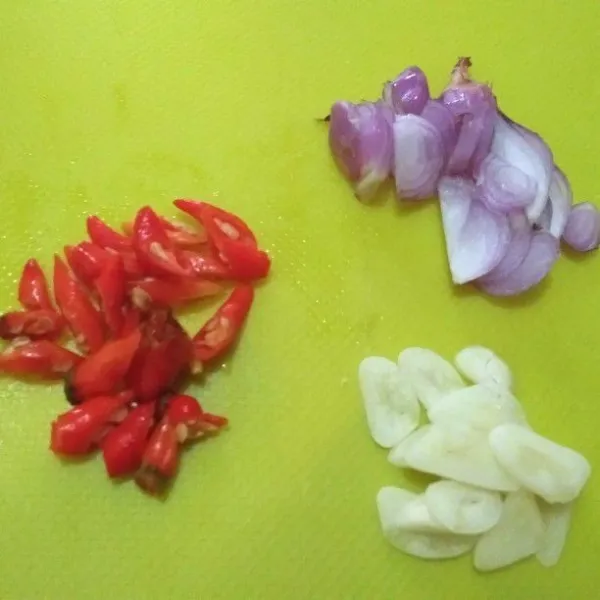 Iris bawang dan cabai rawit.