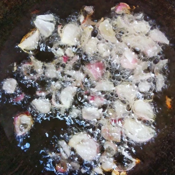 Panaskan minyak kemudian tumis bawang merah hingga harum.