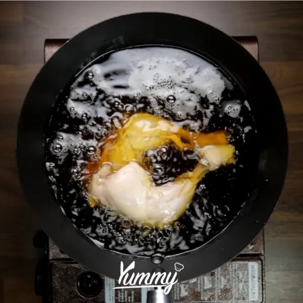 Siapkan minyak goreng panas, goreng sebentar ayam yang sudah dihilangkan kulitnya.