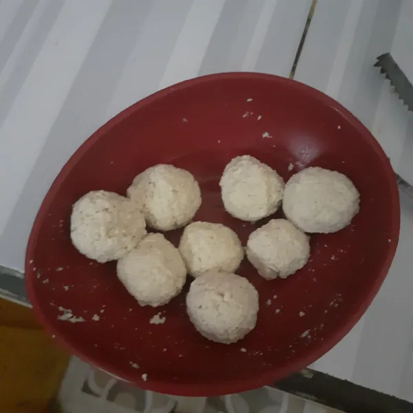 Bentuk adonan tahu menjadi bulat.