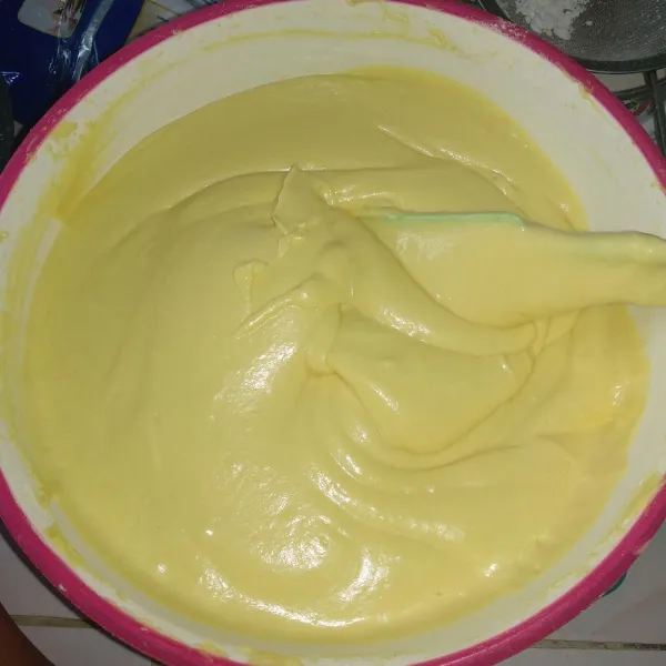 Masukkan campuran terigu dan baking powder dalam 3 tahap, berselang seling dengan susu cair dalam 2 tahap. Awali dengan terigu, akhiri dengan terigu. Ambil sebagian adonan, beri campuran coklat bubuk. Aduk rata. Sisanya biarkan putih.