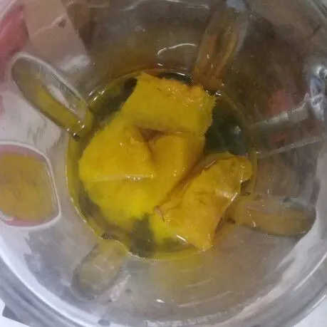 Blender labu kuning kukus dengan air, sisihkan.