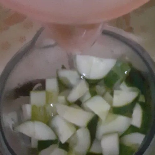 Cuci bersih mentimun, potong-potong, lalu tambahkan air masak.