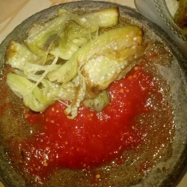 Isi terong yang sudah dikuliti dicampurkan dengan sambal yang sudah dibuat.