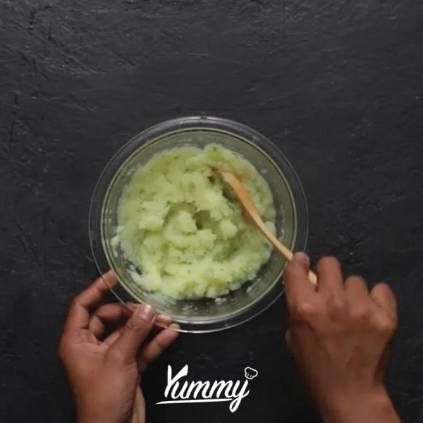 Campurkan mashed potato bubuk dengan parsley dan air panas lalu aduk rata.