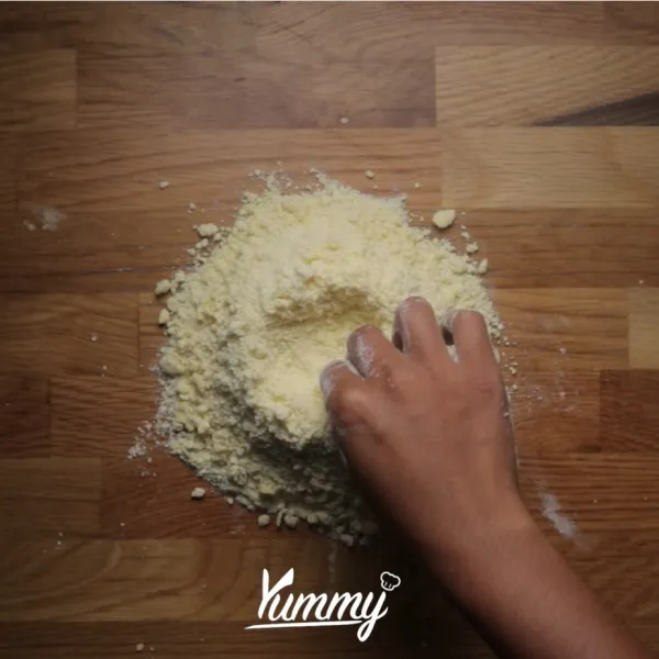 Tambahkkan mentega diatas tepung, campurkan dengan cara mengaduk perlahan hingga berbentuk seperti pasir.