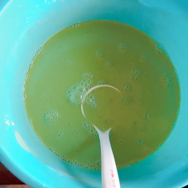 1 tepung dicampur dengan santan hijau, uleni hingga licin.