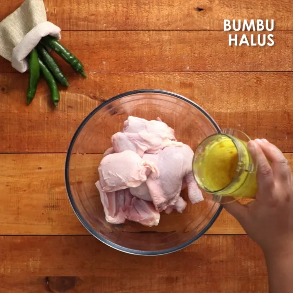 Goreng ayam dalam minyak panas menggunakan api sedang hingga ayam benar-benar matang dan kering. Tiriskan.