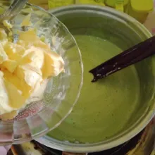 Masak campuran santan dan durian sampai meletup-letup sambil terus diaduk. Tambahkan garam, kemudian matikan api, masukkan margarin. Aduk sampai larut lalu diamkan sampai dingin.
