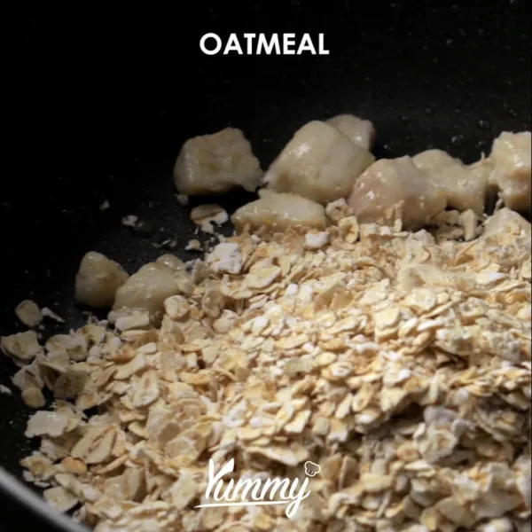 Tuang oatmeal ke dalam panci.