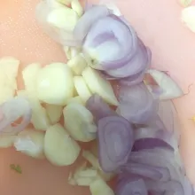 Iris halus bawang merah dan bawang putih.