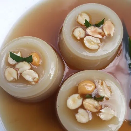 Letakkan puding tahu dalam piring. Tuangkan kuah jahe. Tambahkan kacang goreng secukupnya. Sajikan.