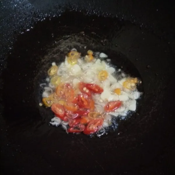 Panaskan minyak goreng. Tumis bawang merah, bawang putih, cabe merah, cabe rawit hingga layu dan harum.