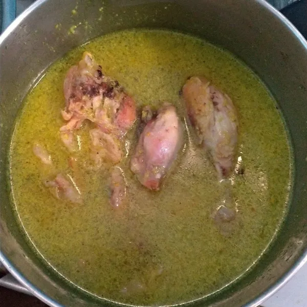 Masukkan ke dalam rebusan ayam.