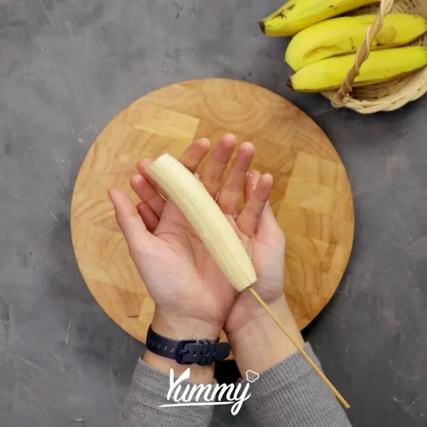 Tusukkan pisang pada tusuk sate.