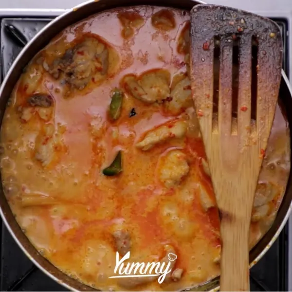 Masukkan santan, aduk rata masak hingga mendidih.