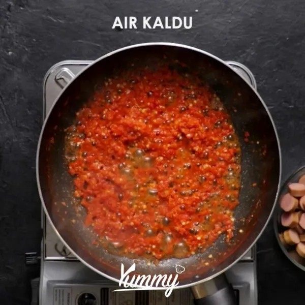 Setelah bumbu reduce tambahkan kaldu ayam dan garam ke dalamnya, masak lagi hingga kuah mulai mengental.