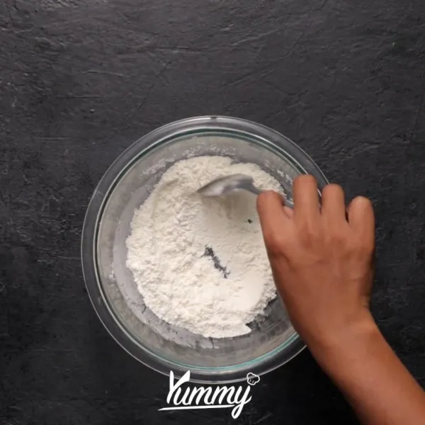 Campurkan tepung terigu, tepung beras, garam dan lada dalam satu wadah.