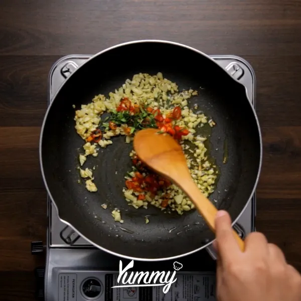 Panaskan margarin, tumis bawang putih hingga kecoklatan. Masukkan cabe merah dan daun jeruk. Masukkan garam gula dan merica. Aduk rata.