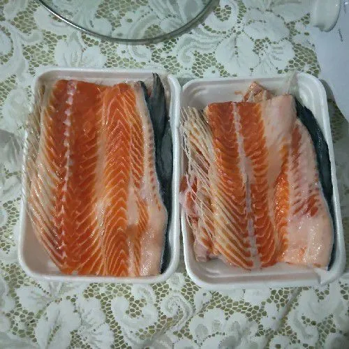 Siapkan salmon, apabila salmon masih beku keluarkan di suhu ruang.