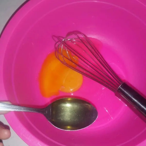 Siapkan wadah, masukkan telur dan minyak goreng. Aduk dengan balon wisk sampai tercampur rata.