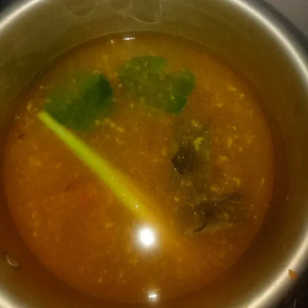 Tambahkan air, daun salam dan daun jeruk. Tunggu hingga air mendidih.