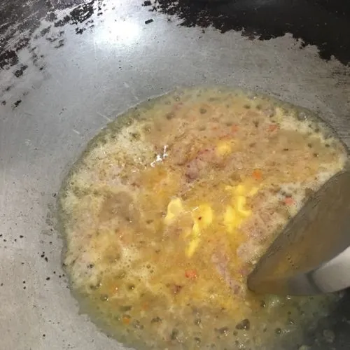 Panaskan minyak, margarin, masukkan bawang merah dan cabai yang sudah di blender sampai agak kering.