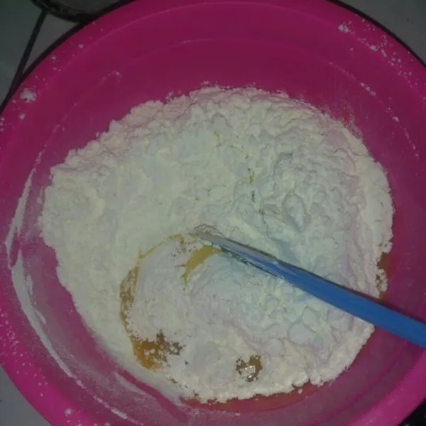 Aduk rata dengan spatula, kalau sudah setengah tercampur uleni menggunakan tangan sampai tercampur rata.
