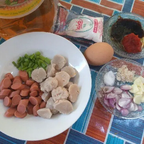 Iris bahan-bahan seperti bakso, sosis, daun bawang, bawang merah dan bawang putih.