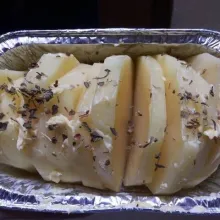 Masukan corned yang telah direbus kedalam sisi samping kentang. Kemudian siram telur yang telah dikocok sedikit demi sedikit kedalam sisi tempat alumunium yang masih kosong.