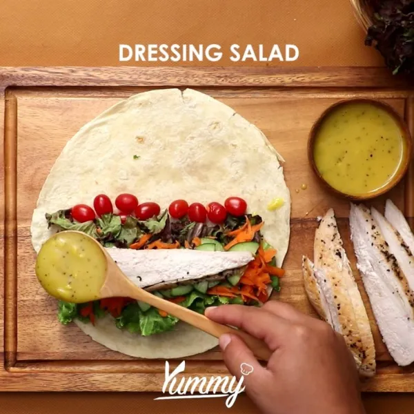 Tambahkan tomat ceri lalu siram dengan dressing salad.