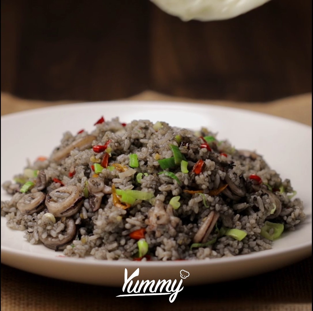 Masakan nasi goreng dengan bumbu dasar hitam dengan kluwek