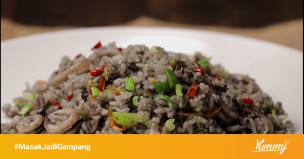 Masakan nasi goreng dengan bumbu dasar hitam dengan kluwek