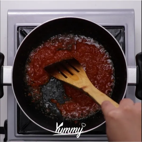Panaskan minyak, masukkan bumbu dasar merah. Tumis hingga harum.