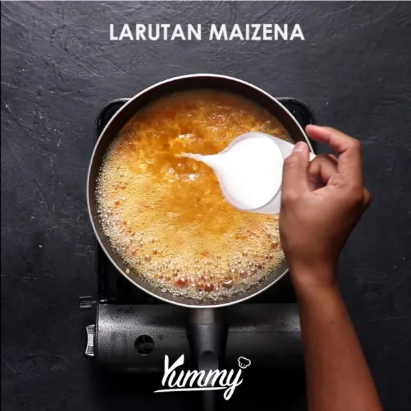 Di akhir tahap, masukkan cuka lalu aduk hingga rata. Kentalkan dengan larutan maizena. Sajikan dengan cireng goreng.