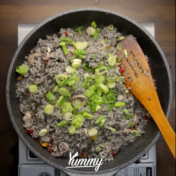 Masukkan bawang pre, aduk hingga tercampur rata lalu angkat.