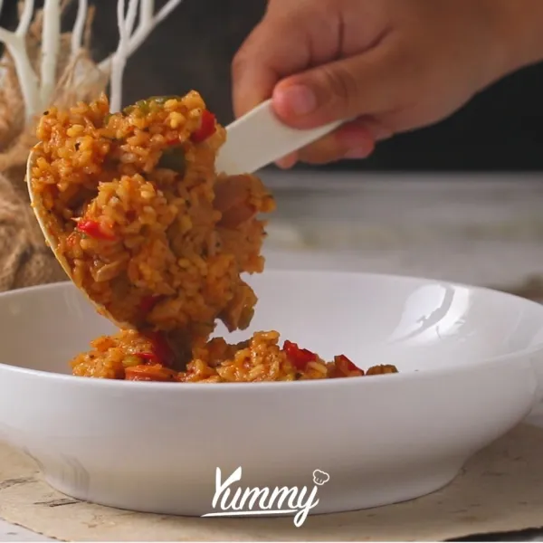 Aduk- aduk hingga merata kemudian taburi dengan parsley bubuk dan potongan bawang daun.