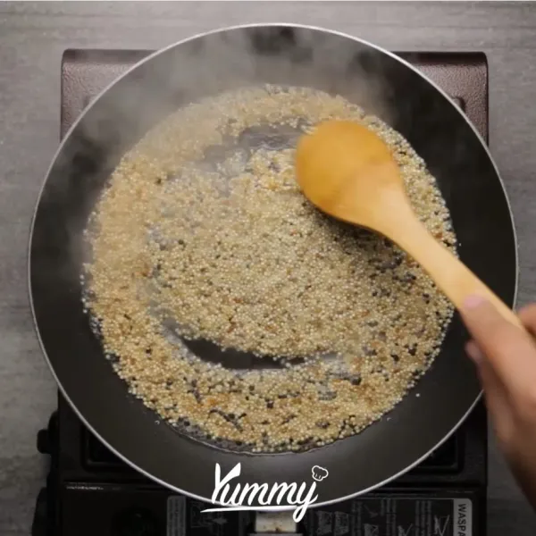 Masak biji quinoa dengan air. Masak hingga air menyerap ke dalam biji quinoa. Konsep nya sama seperti menanak nasi.