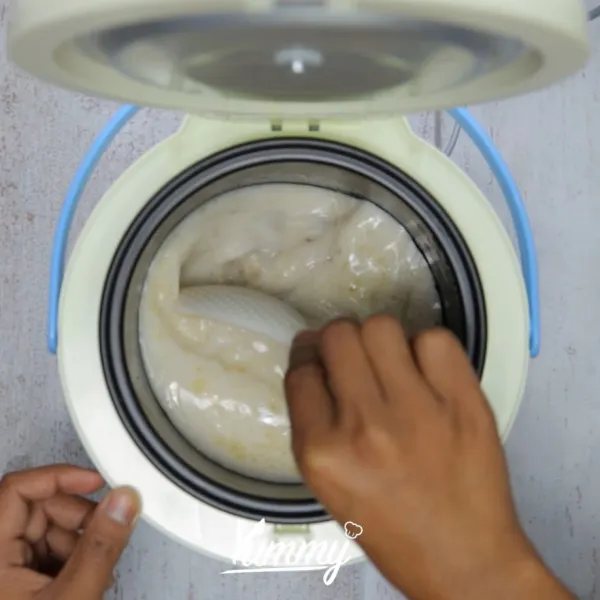 Masukkan santan. Aduk rata, lalu masak lagi selama 5 menit.