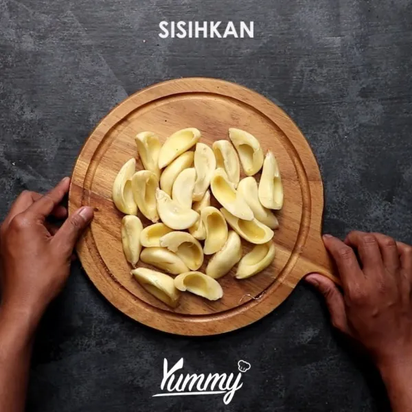 Potong daging salak menjadi 2 bagian. Sisihkan.