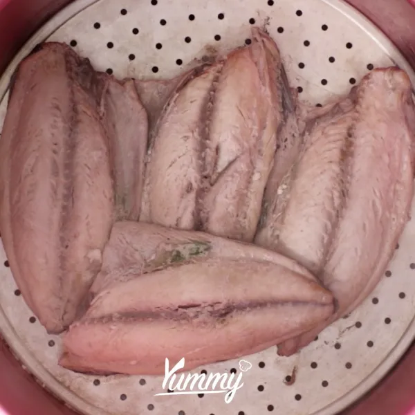 Lumuri ikan tongkol dengan garam dan jeruk lemon. Diamkan selama 10 menit lalu kukus ikan selama 15-20 menit, lalu haluskan bagian dagingnya saja.