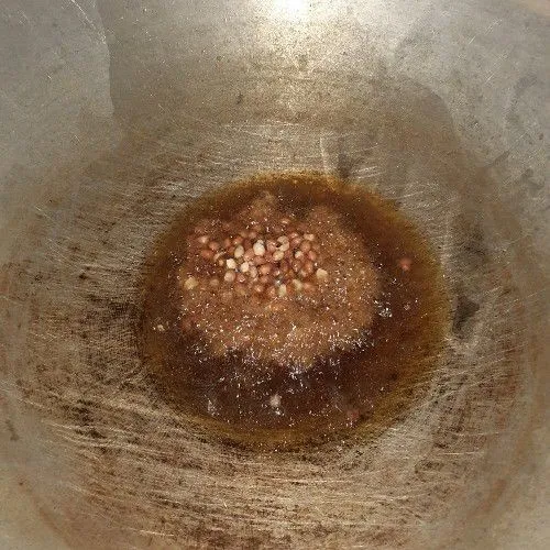 Panaskan minyak, goreng kacang tanah, angkat dan tiriskan.