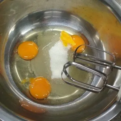 Mixer gula pasir, telur dan SP sampai mengembang dan berwarna putih pucat, masukkan margarin yang telah dilelehkan ke dalam adonan perlahan-lahan. Gunakan kecepatan mixer 1.